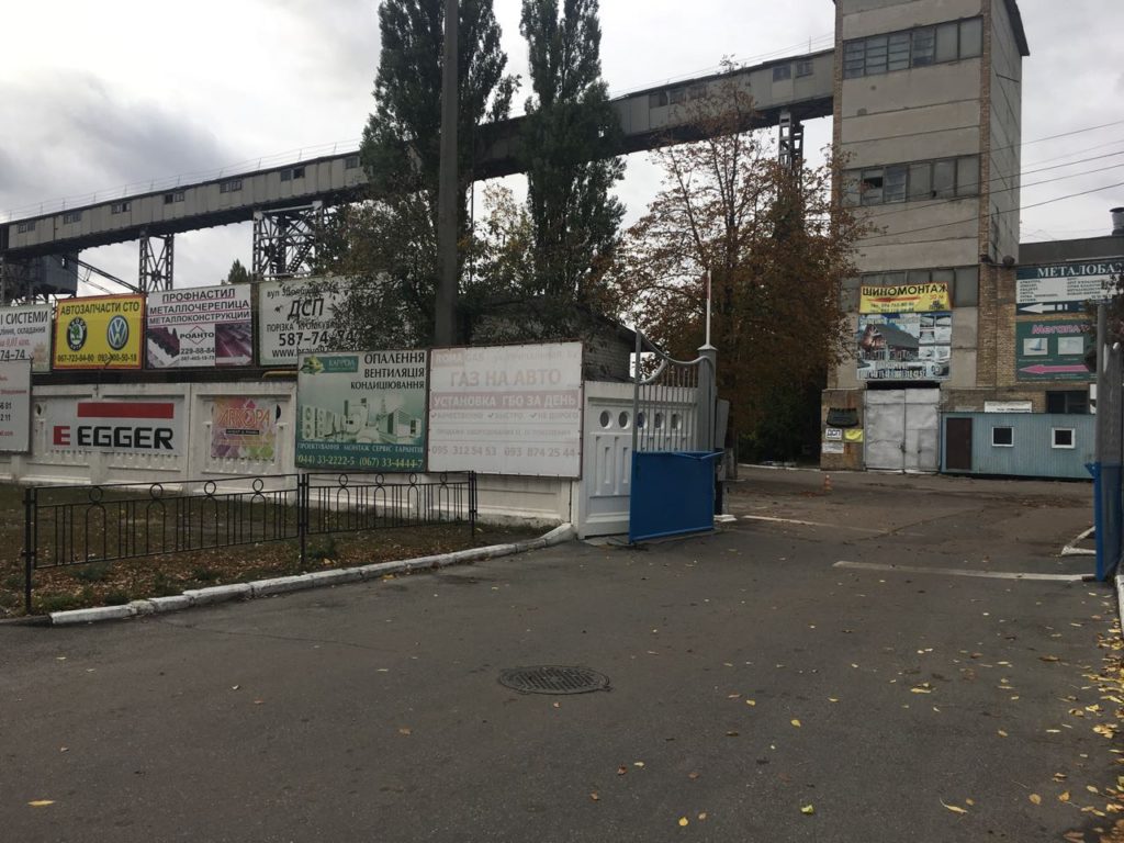 Як нас знайти: сині ворота навпроти Novus